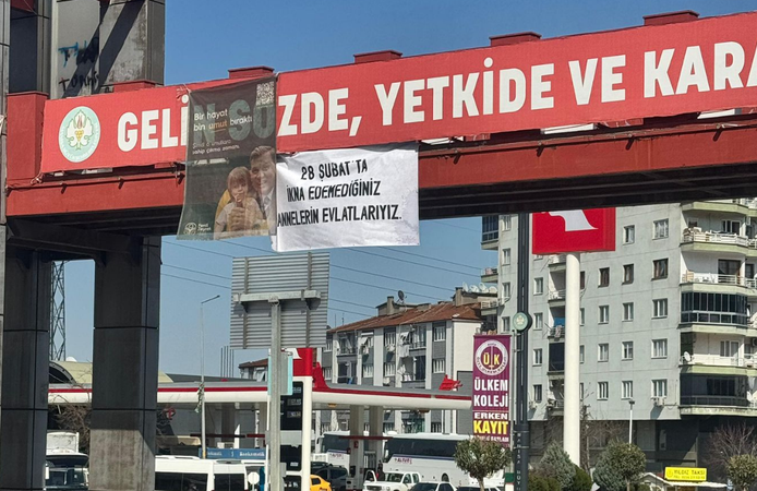 Manisa’da 28 Şubat pankartını AK Parti Gençlik Kolları astı