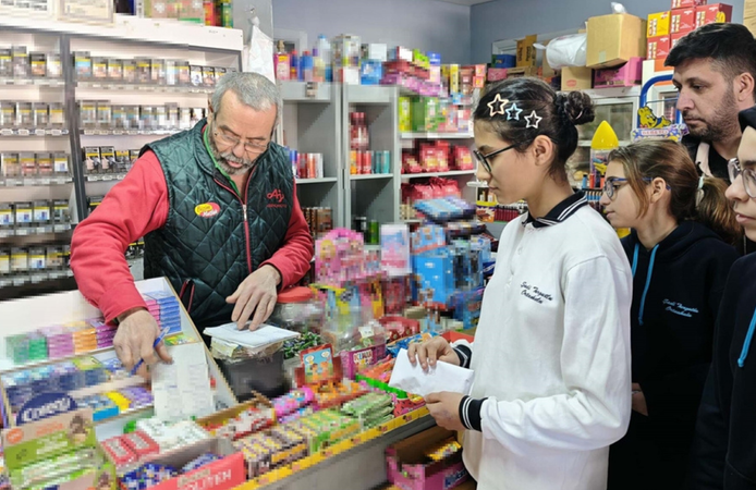 Manisalı öğrencilerden örnek davranış: Toplanan yardımlarla veresiye defteri kapatıldı