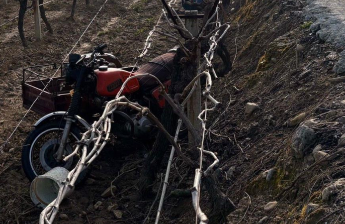 Salihli'de sepetli motosiklet üzüm bağına uçtu: 1 ölü