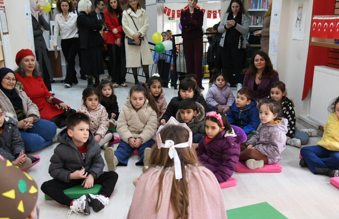 Yunusemre’de çocuklar kütüphanede hem okudu hem sahneye çıktı
