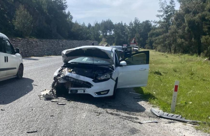 Salihli’de virajda iki otomobil çarpıştı: 4 kişi yaralandı