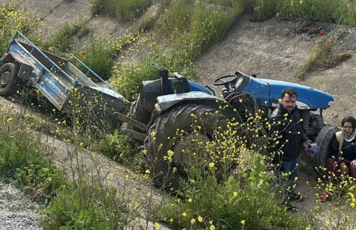 Turgutlu'da feci kaza: Ön lastiği fırlayan traktör takla attı, 2 yaralı