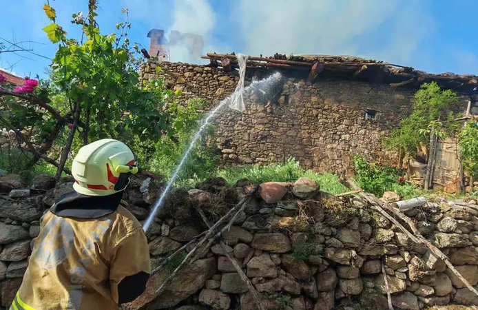 Manisa’da bayram ziyareti faciaya dönüştü: İki katlı ev alevlere teslim oldu