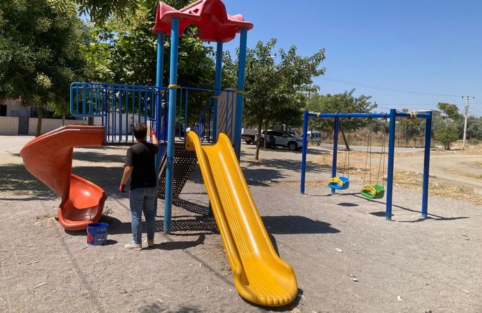 Yunusemre’de parklara yaz bakımı
