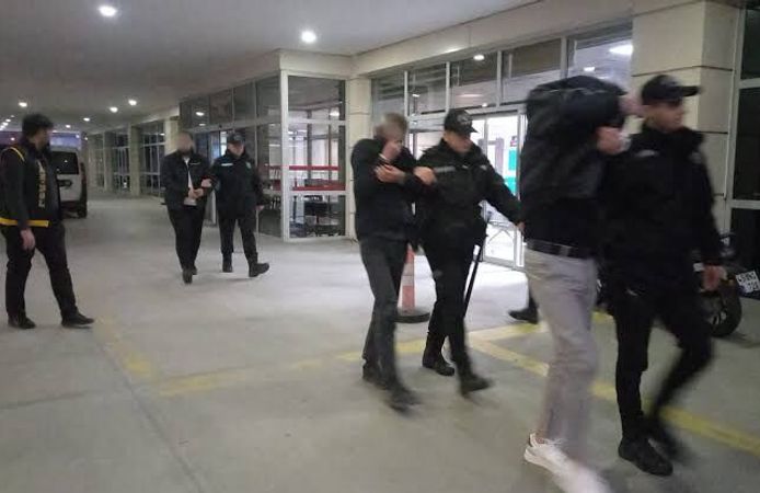 Kırkağaç’ta sahte polis tuzağı! 6 milyon liralık altın ele geçirildi, 2 tutuklama