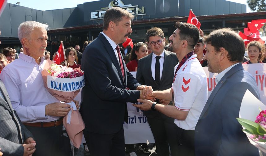 Kerem Kamal'a Kula'da coşkulu karşılama
