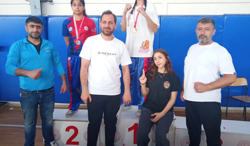 Manisa Wushu Kung-Fu takımı sporcuları şampiyonaya damga vurdu