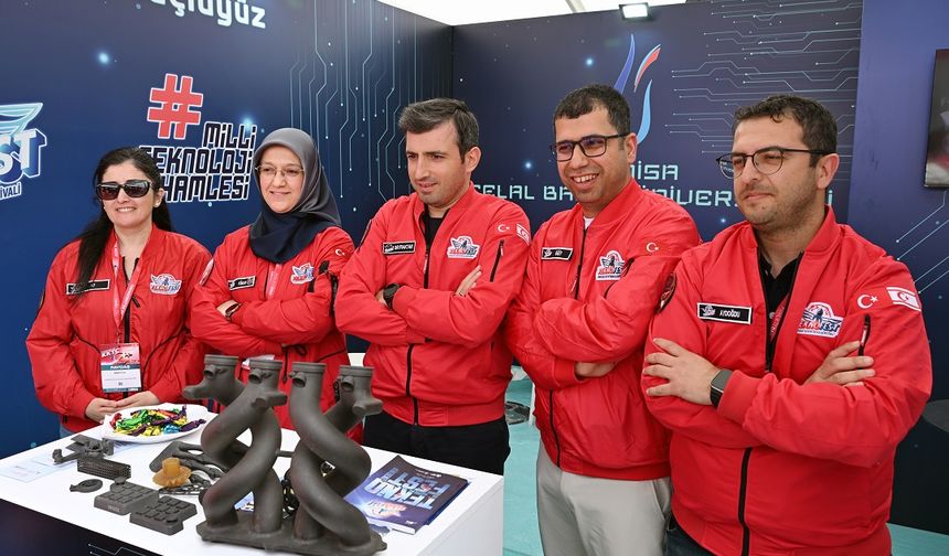 Selçuk Bayraktar KKTC TEKNOFEST 2025’te MCBÜ standını ziyaret etti