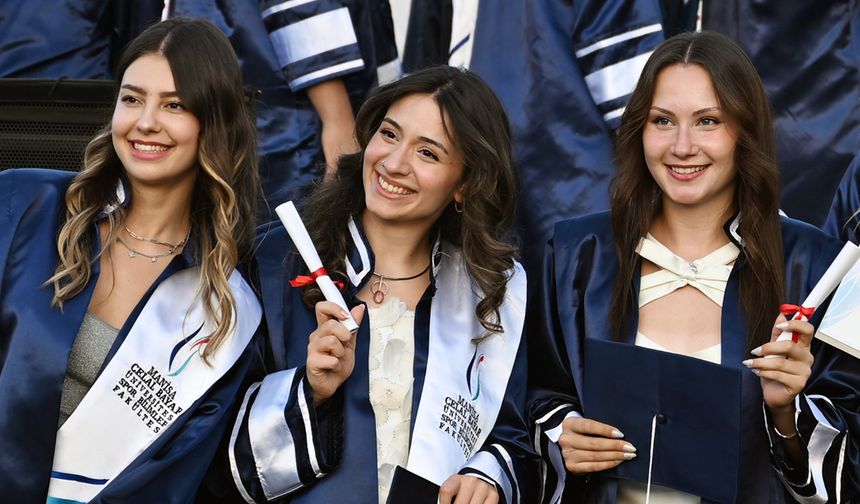 MCBÜ Spor Bilimleri Fakültesi’nde mezuniyet heyecanı
