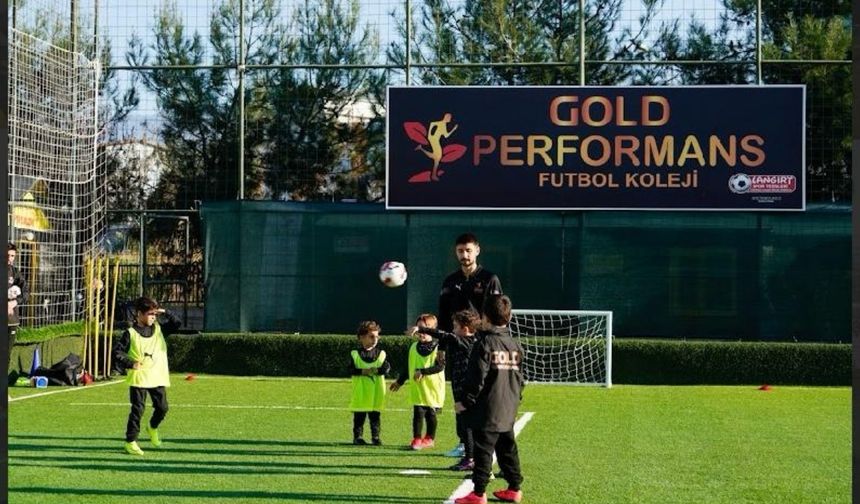 İzmir’de dev buluşma: Uluslararası futbol seçmeleri ve efsaneler maçı
