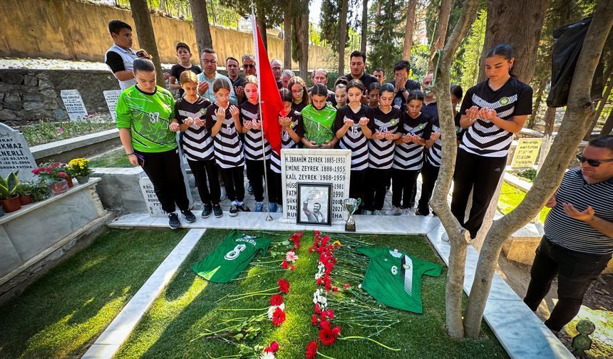 Şampiyon Hentbolcular, Kupayla Merhum Zeyrek’in kabrini ziyaret etti