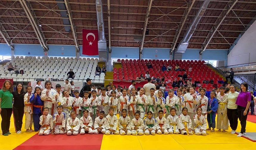 Salihli'nin minik judocularından madalya yağmuru