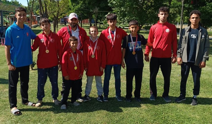 Manisalı minik güreşçiler Sivas yolcusu