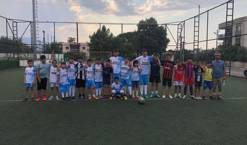 Kur'an Kursu öğrencileri halı sahada bir araya geldi