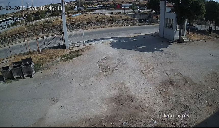 Manisa'da otomobil ile otobüsün çarpışma anı kamerada
