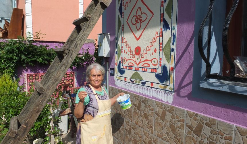 Kültürel mirası duvarlara çizerek yaşatıyor