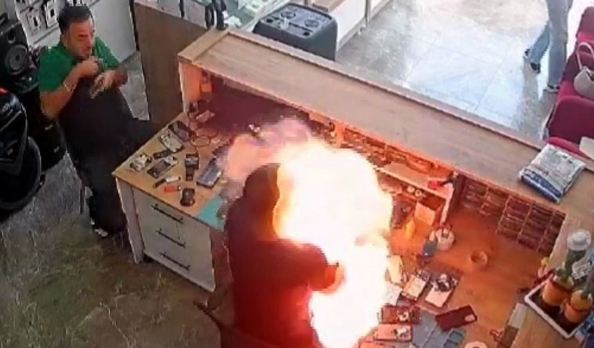 Batarya değişimi sırasında telefon patladı