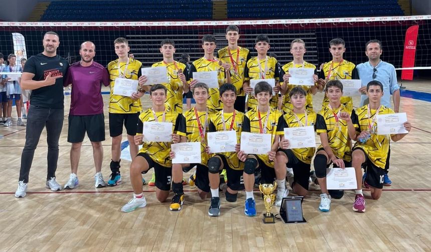 Manisa Erkek Voleybol Takımı'ndan büyük başarı