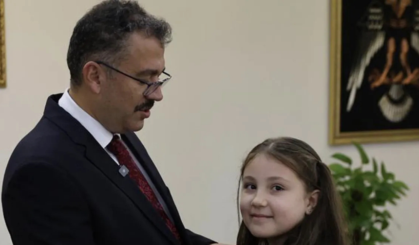 Duruşuyla herkesin yüreğine dokunan Zeynep'i, Vali altın ile ödüllendirdi