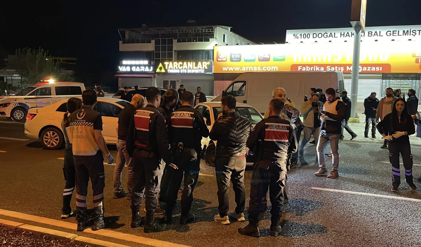 Gasp ettiği araçla kaçmaya çalışan şüpheli 2 kişiyi öldürdü