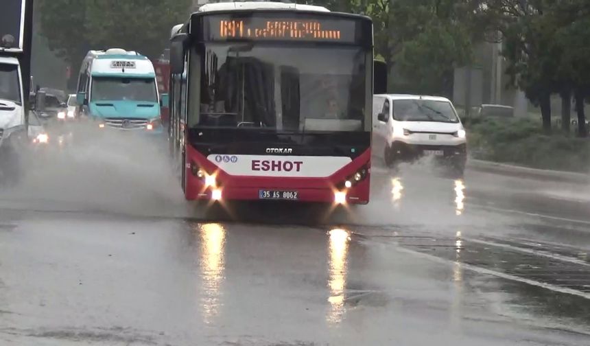 İzmir’de etkili olan sağanak yağış, günlük yaşamı olumsuz etkiledi