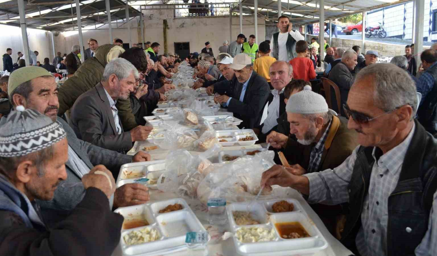 Güneşli Mahallesi’nde geleneksel hayır yemeği 7 bin kişiyle gerçekleşti