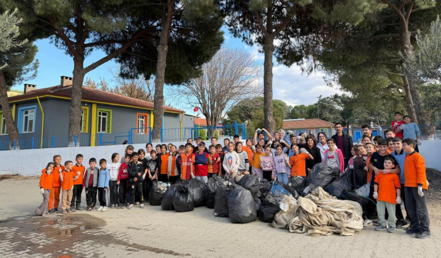 Sarıgöl’de minik eller çevre için seferber oldu