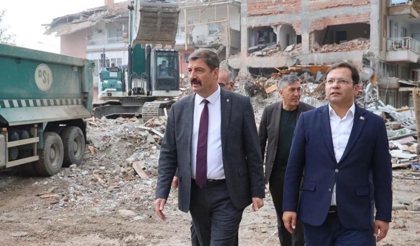 Manisa Kula Belediye Başkanı Hikmet Dönmez afet bölgesinde