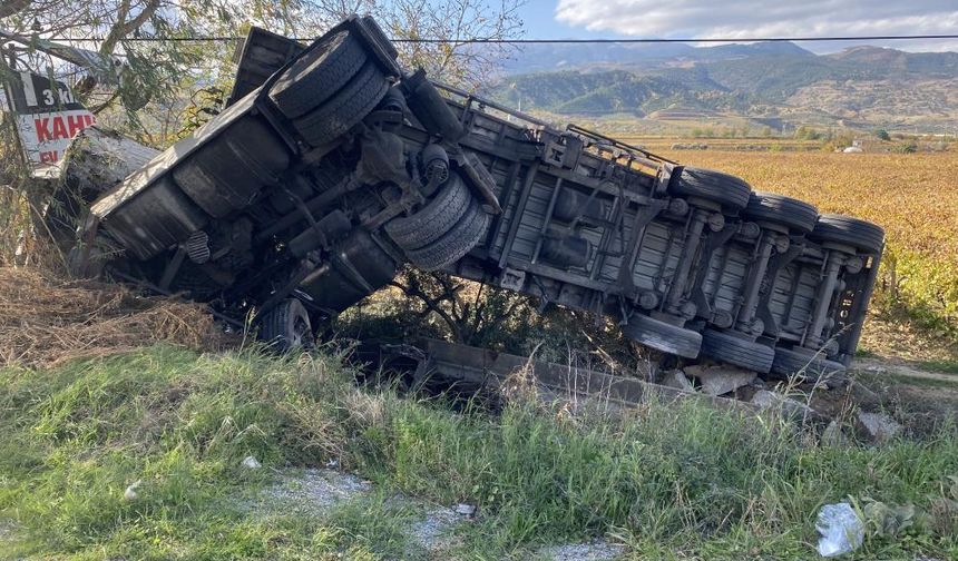 Manisa’da süt tankeri şarampole devrildi