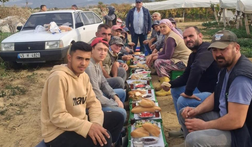Üzüm hasadında işçilere jest