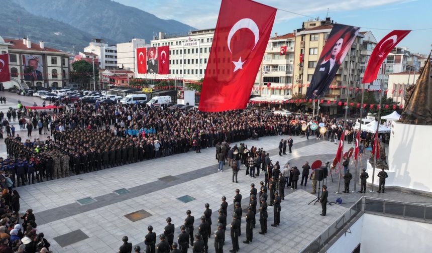 Manisa 10 Kasım’da Atatürk’ü saygıyla andı