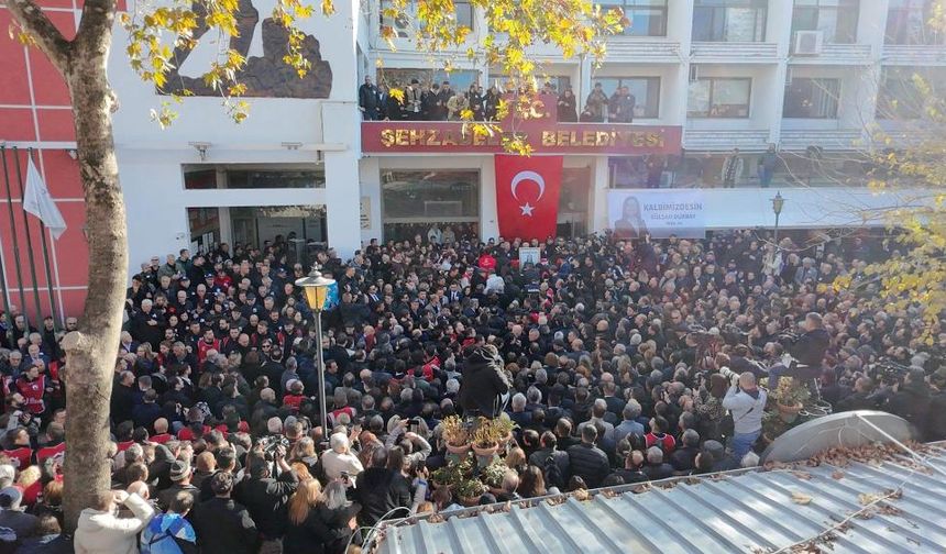 Başkan Durbay'a  görev yaptığı belediyede gözyaşlarıyla veda edildi