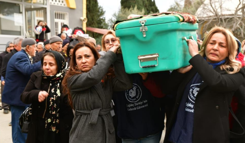 Eşi tarafından katledilen kadının tabutunu kadınlar taşıdı