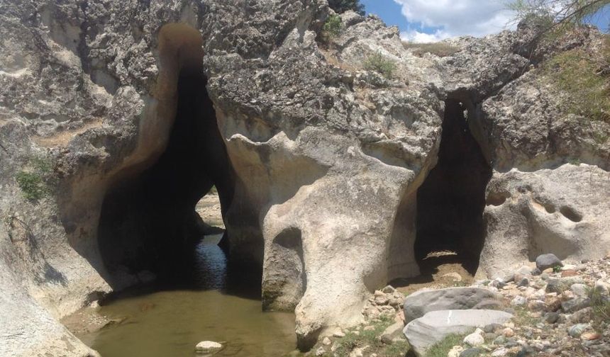 Selendi’nin keşfedilmeyi bekleyen doğa harikası: Delikli Bent