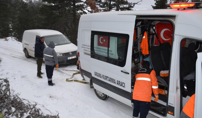 Kar, Demirci’de avcıları yolda bıraktı: 3 kişi kurtarıldı