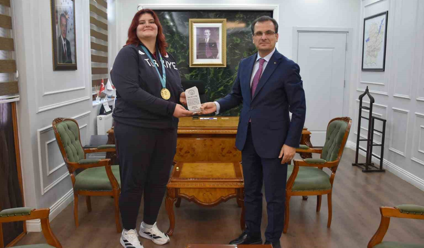 Kaymakam Güldoğan'dan şampiyon judocu Öztürk'e plaket