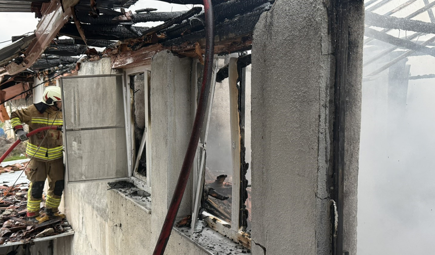 Kula'da çıkan yangında 1 ev kullanılamaz hale geldi