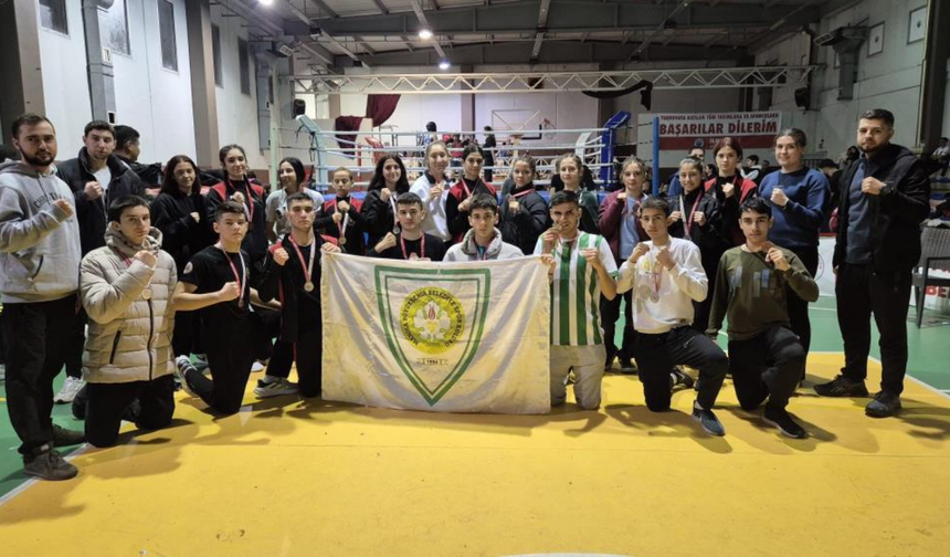 Manisa Muaythai takımı İzmir’de 40 madalya ile zirvede