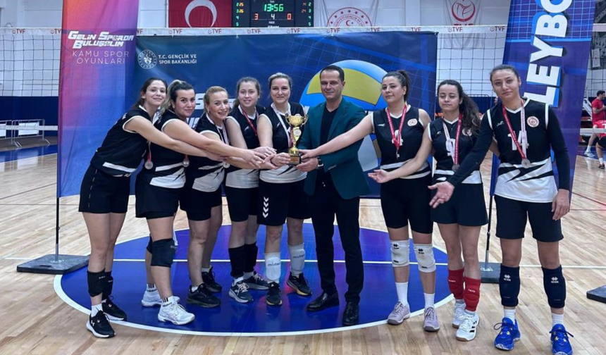 Manisa'nın kadın voleybolcuları Türkiye ikincisi oldu