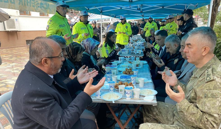 Alaşehir şehitlerini andı, vatandaşlara lokma ikram edildi