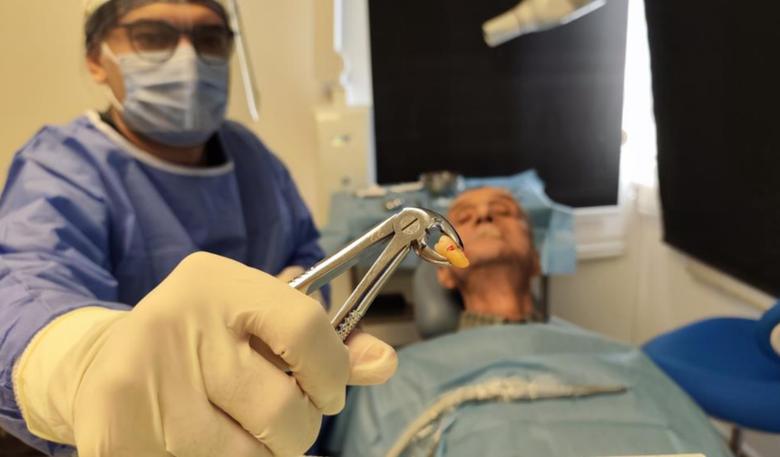 Manisa'da şaşırtan vaka: 83 yaşındaki hastanın ağrı sebebi gömülü 20’lik diş çıktı