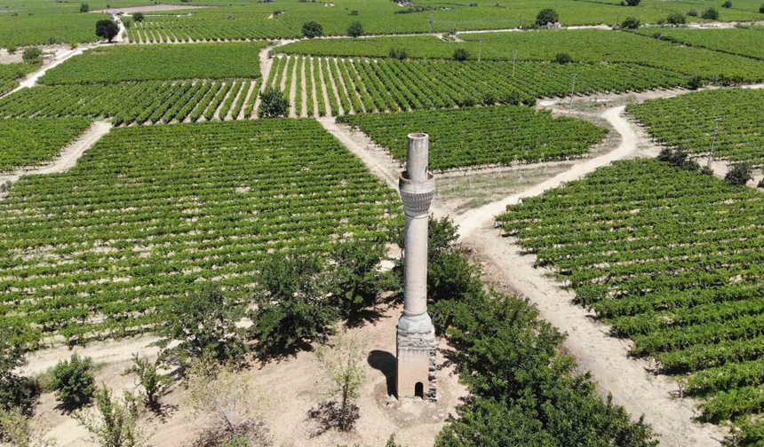 Sarıgöl’ün simgesi ’Kırık Minare’ zamana karşı direniyor