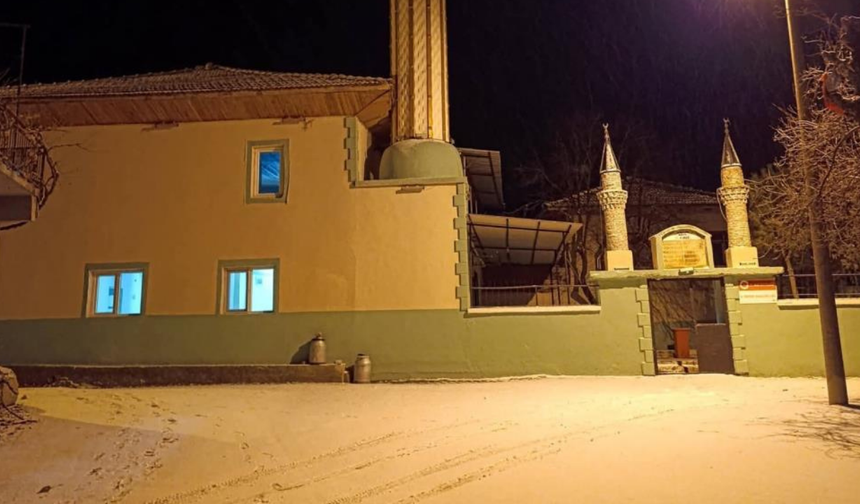 Selendi’nin yüksek kesimlerine sezonun ilk karı düştü