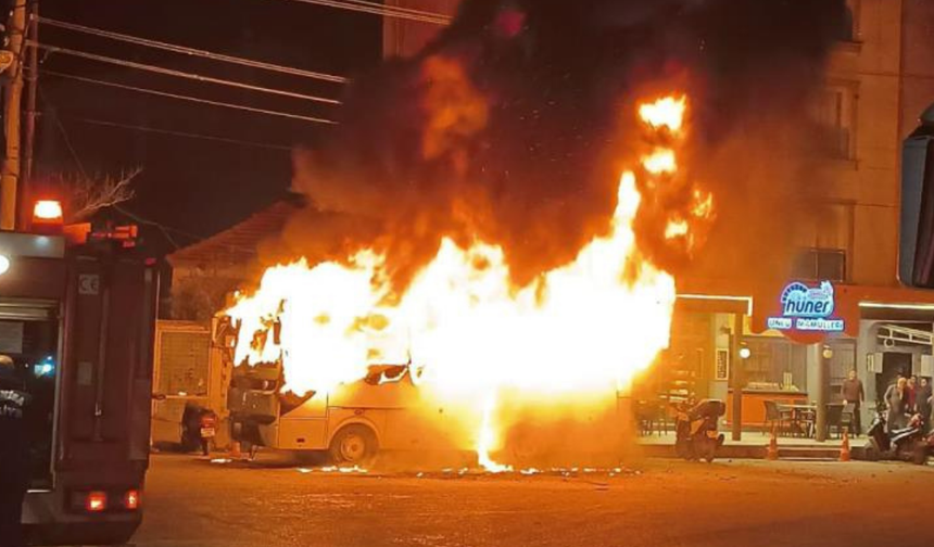Turgutlu’da park halindeki servis otobüsü alevlere teslim oldu