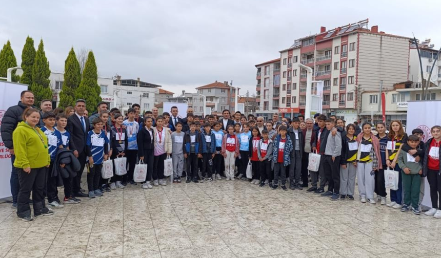 Selendi’de spor rüzgarı: Kros yarışlarında dereceler belli oldu