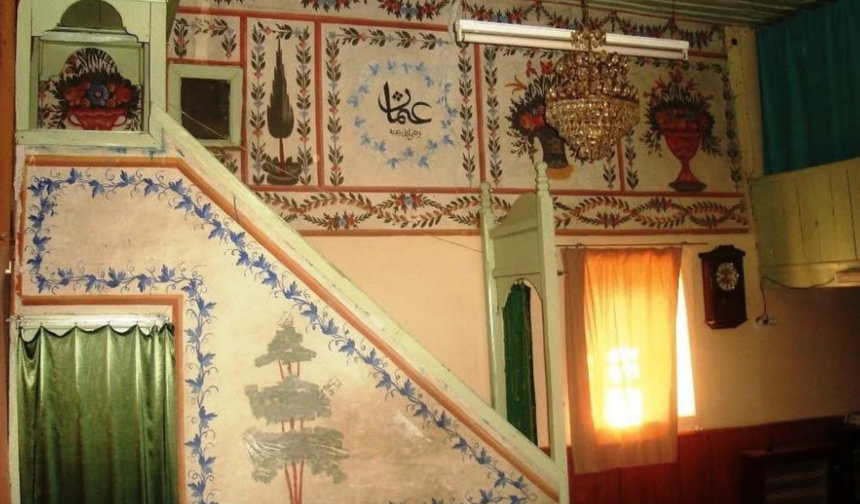 Sığırtmaçlı’daki 147 yıllık tarihi cami, kök boya süslemeleriyle zamana meydan okuyor