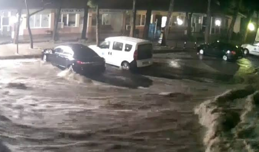 Sağanak Manisa’yı etkisi altına aldı: Sokaklar sele döndü, elektrikler kesildi