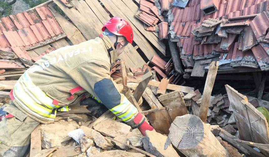 Akhisar'da kerpiç ev çöktü: 1 kişi yaralandı