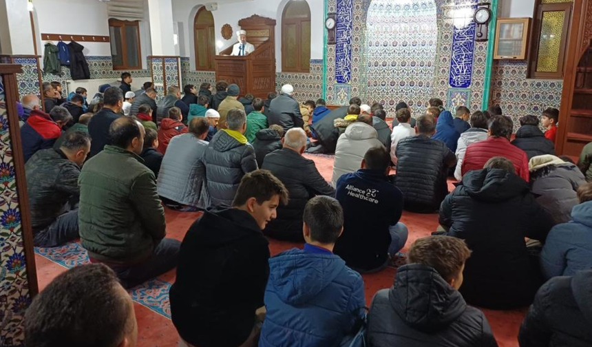 Salihli’de sabah namazında camiler gençlerle doldu