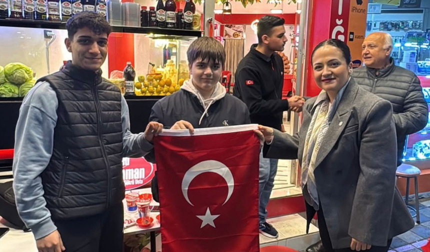 İYİ Parti Şehzadeler'den bayrak ve milli birlik vurgusu